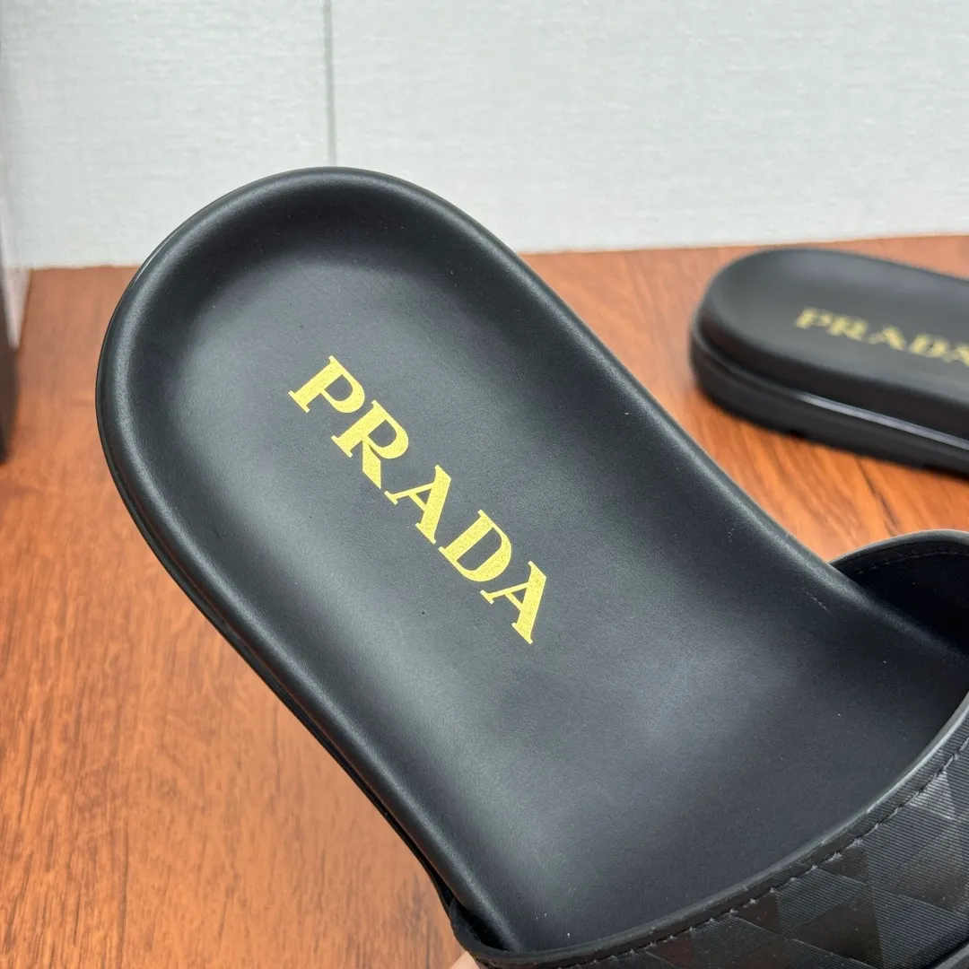 Batch 580 Prada/Prada's new men's straight style genuine leather slippers. Retro inspiration and modern lines coexist harmoniously. The dynamic design is decorated with the brand's iconic symbols and characteristic details. Genuine leather bottom layer, inner calfskin upper including stone pattern cowhide, smooth calfskin, and classic canvas three-logo pattern are available in three styles. It is decorated with genuine leather buckle straps, metal buckle details, and embellished with gold classic enamel brand logo details. Thin rubber soles are standard, and a complete package! Size: 39-40-41-42-43-44-45 Leather shoe size Item number: 2X3064 Leather cloth